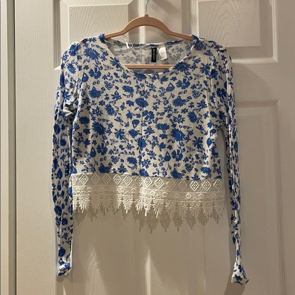 White and blue floral design HM top - Picture 1 of 3